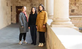 De izquierda a derecha: Berit Callsen, Raquel Fernández y Ángela Calderón en la Facultad de Filología de la USAL | Raquel J. Santos