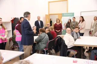 Carlos García Carbayo, visita a personas usuarias del programa municipal Salamanca Acompaña
