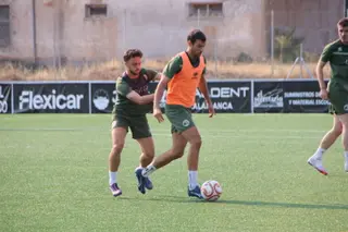 De la Nava y Ale Marcelo, en un entrenamiento de Unionistas.