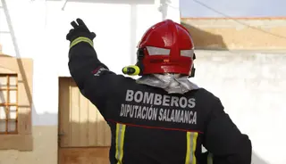 Imagen de archivo de un Bombero de la Diputación en un incendio. Foto Andrea M