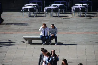Gente paseando por las calles de Salamanca