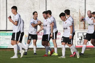 Los jugadores del CIudad Rodrigo celebran un tanto al Veguellina