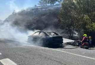 Un coche ardiendo provoca un incendio forestal en Béjar con los bomberos, agentes medio ambientales y la Guardia Civil de Salamanca