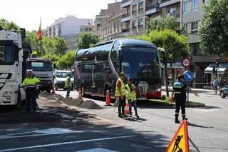 Retenciones en el tráfico en el centro de la ciudad por las obras en la avenida de Mirat
