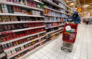 Un hombre en un supermercado | Europa Press