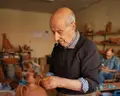 Bernardo Pérez en el taller de alfarería. IMAGEN Alfarería Tomás Pérez 