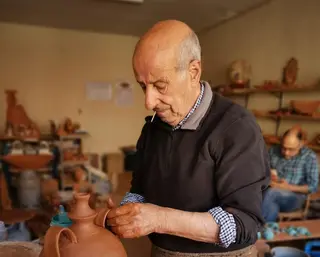 Bernardo Pérez en el taller de alfarería. IMAGEN Alfarería Tomás Pérez 