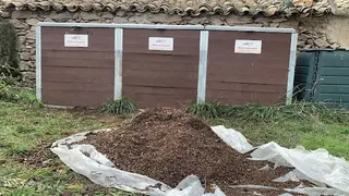 Algunos ayuntamientos han puesto compostadoras comunitarias, aunque las industriales son más rápidas