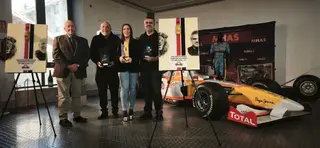 El Museo de la Automoción expone dos obras que inmortalizan el triunfo del UCAV Racing Team