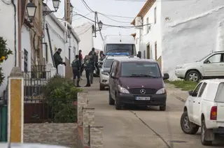 Registro de la Guardia Civil en la calle donde vivía Laura Luelmo en El Campillo
