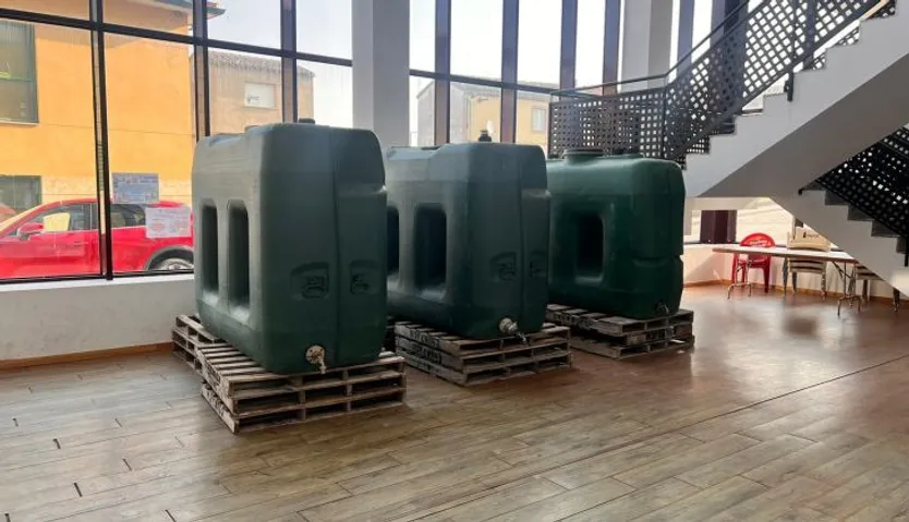 Depósitos de agua que tienen que usar los vecinos en Ledesma.