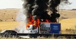 Camión incendiado junto a la rotonda de Buenos Aires
