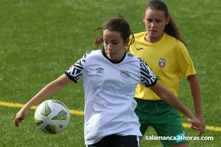 Alba Moras controla el balón.