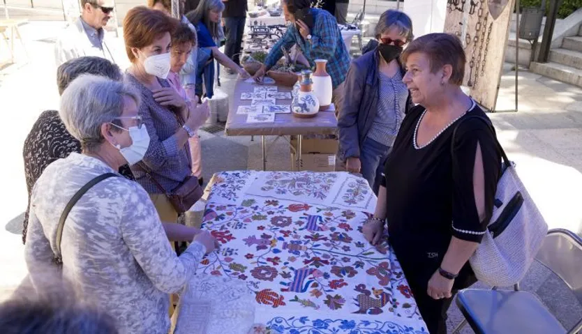 Artesanos de la provincia muestran su trabajo en la Feria de Artesanía de las Sierras Salmantinas. ICAL