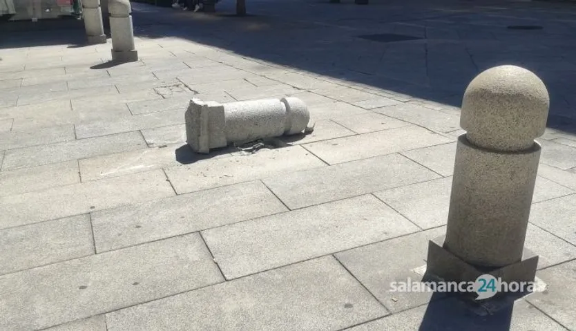 Bolardo de piedra derribado en la calle Arco. Fotos S24H
