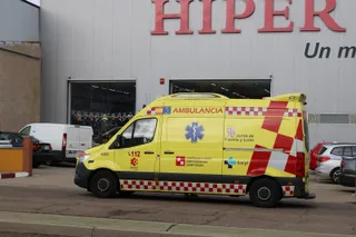 Ambulancia en el polígono de los Villares. Foto de archivo | Salamanca24horas