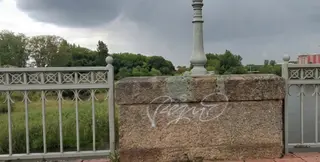 Pintada en el pretil del puente
