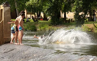 Calor, baño y altas temperaturas en el río Águeda. Foto de arhivo
