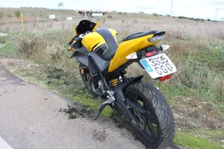 Herido un varón tras salirse de la vía y caer de la moto en la que viajaba en Villares de la Reina. Fotos Carlos H (1)