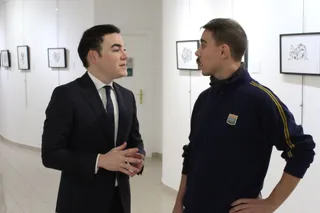 El concejal de Juventud, Pedro Martínez, inaugura la exposición ‘Las líneas que nos dan forma’