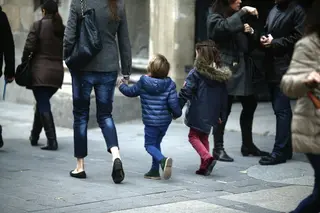 Familia paseando. Foto de archivo.