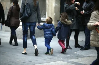 Familia paseando. Foto de archivo.
