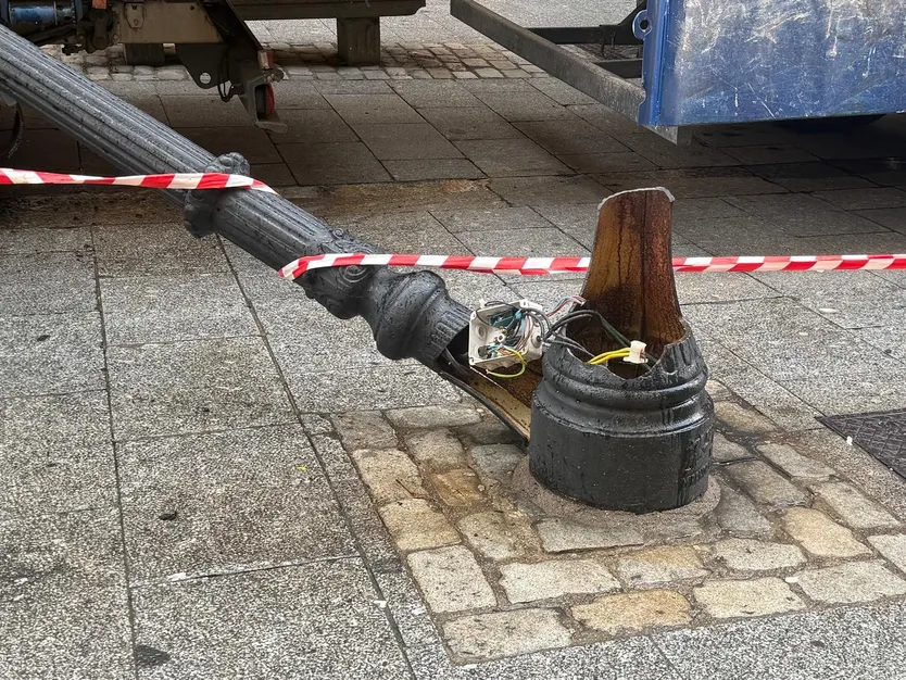 Un camión derriba una farola en la calle Zamora