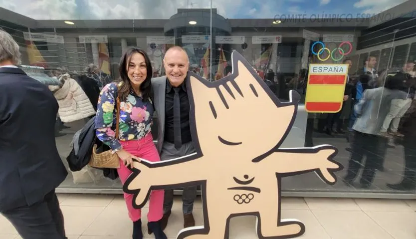 Dori Ruano y Cobi, la mascota de los Juegos Olímpicos en Barcelona 