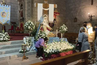 Decenas de personas han participado en la ofrenda floral a la imagen de Nuestra Señora de la Piedad