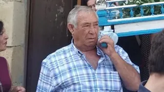 Ángel Moro, alcalde de Ventosa, participando en una fotografía en las pasadas fiestas de su municipio
