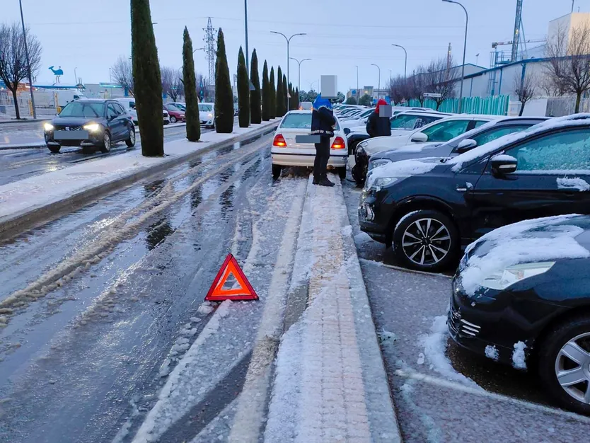 Un coche robado en Salamanca choca contra dos vehículos estacionados en Carbajosa