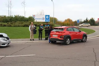 Accidente entre dos turismos en la glorieta de acceso al puente de la Universidad (7)