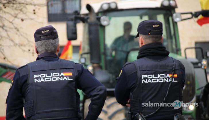 GALERIA | Agricultores y ganaderos protestan en las inmediaciones del Carrefour y la Plaza de Toros