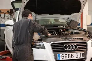 Coche en un taller | Fotografía EP