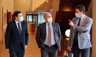 Los consejeros de Economía, Carlos Fernández Carriedo, y de la Presidencia, Ángel Ibáñez, conversan con el procurador del PP Miguel Ángel García Nieto , durante el pleno de las Cortes. | FOTO: ICAL