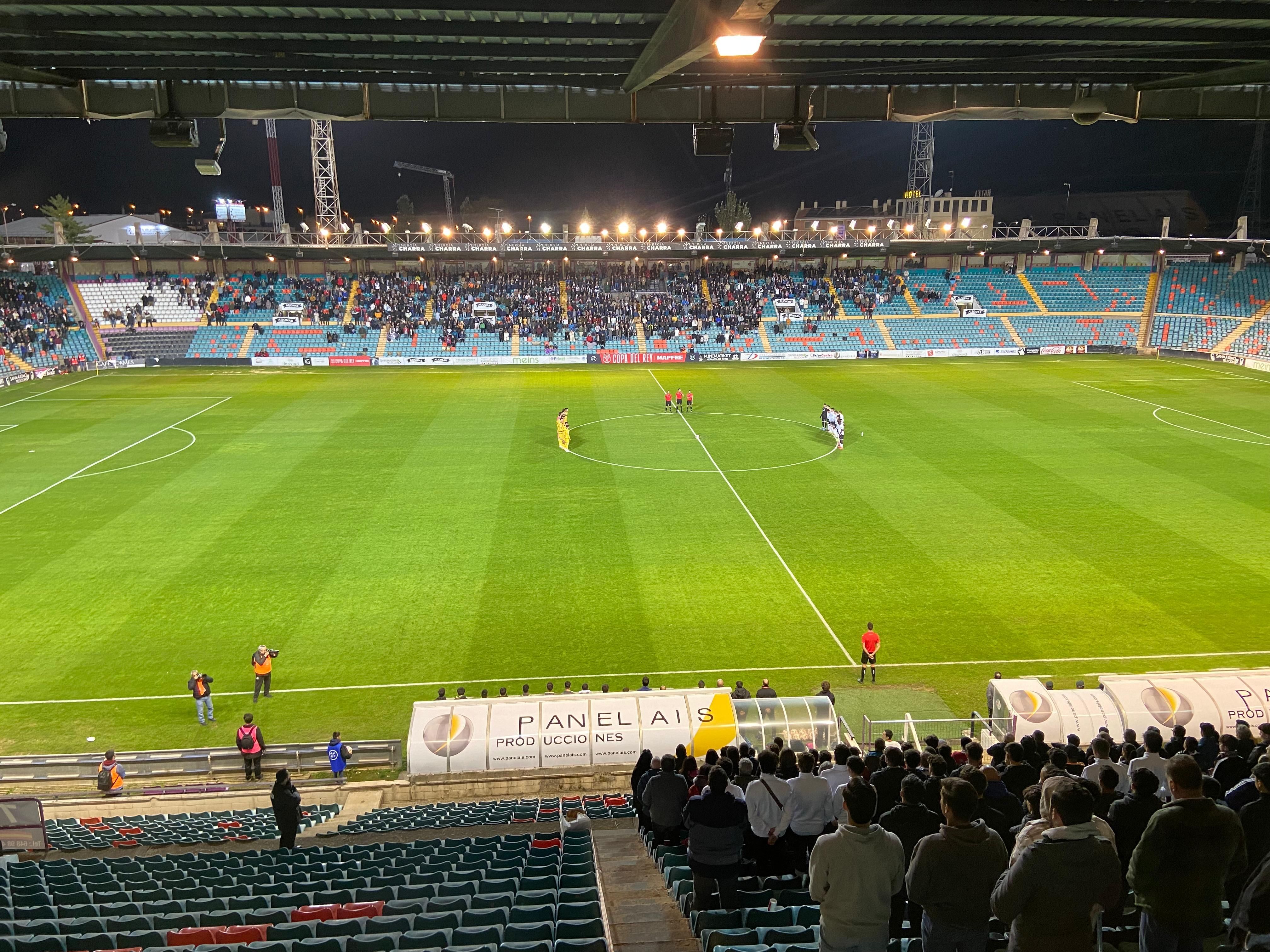 Minuto de silencio en el Helmántico.