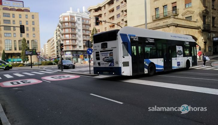 Autobuses urbanos de Salamanca atascados en Avenida de Mirat por la tractorada 