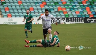 Martín Galván se zafa de la entrada de Willy | FOTO MÍKEL ANTÚNEZ