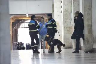 Policía Local en una intervención en el local situado en el pasaje de la Plaza Mayor