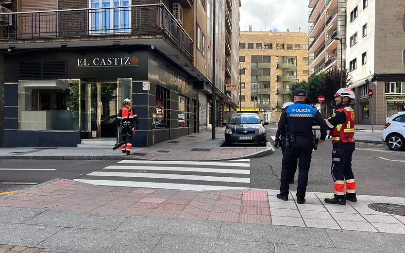 Bomberos de Salamanca y Policía Local en la actuación de este martes, 5 de mayo