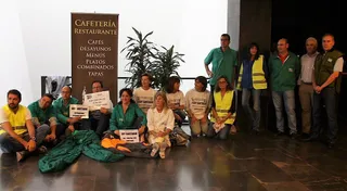 Trabajadores sanitarios acampan en la sede de la Junta para reclamar mejoras laborales