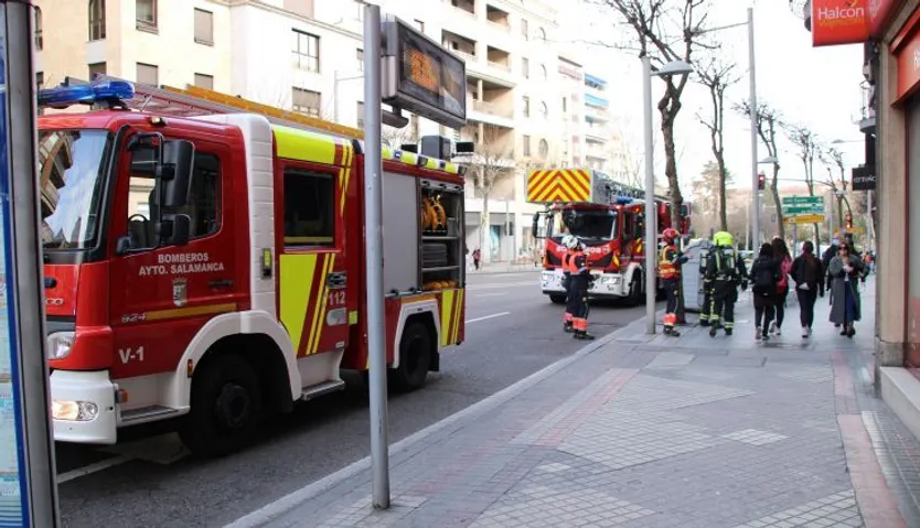 Bomberos y Policía Local en avenida de Mirat (8)