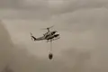 Imagen de un helicóptero actuando en los incendios originados en Guijuelo y La Hoya | Asier Galache