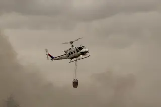 Imagen de un helicóptero actuando en los incendios originados en Guijuelo y La Hoya | Asier Galache