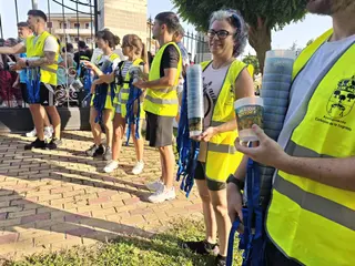 Carbajosa reparte 2.000 vasos reutilizables para "promover unas fiestas más sostenibles" - Ayuntamiento de Carbajosa