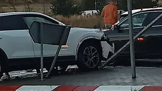 Un choque entre dos coches derriba dos señales de tráfico en la rotonda del Helmántico