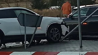 Un choque entre dos coches derriba dos señales de tráfico en la rotonda del Helmántico
