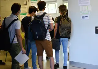 Estudiantes entrando en un aula | Foto: EP