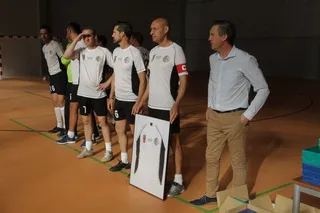 Exjugadores de la UDS inauguran con una exhibición el nuevo polideportivo de Castellanos de Moriscos