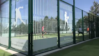Peñarandinos jugando al pádel en las pistas del polideportivo